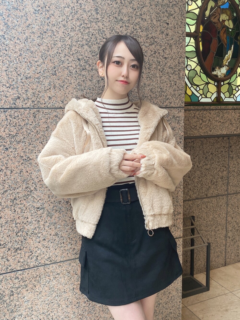 ブラウン系のブルゾンを着用したレディースの冬コーディネートの5枚目の写真