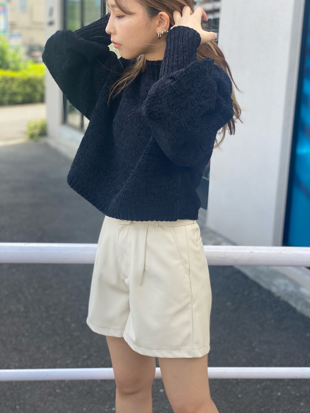 ブラック系のニット/セーター、ベージュ系のその他パンツを着用したレディースの秋コーディネートの2枚目の写真
