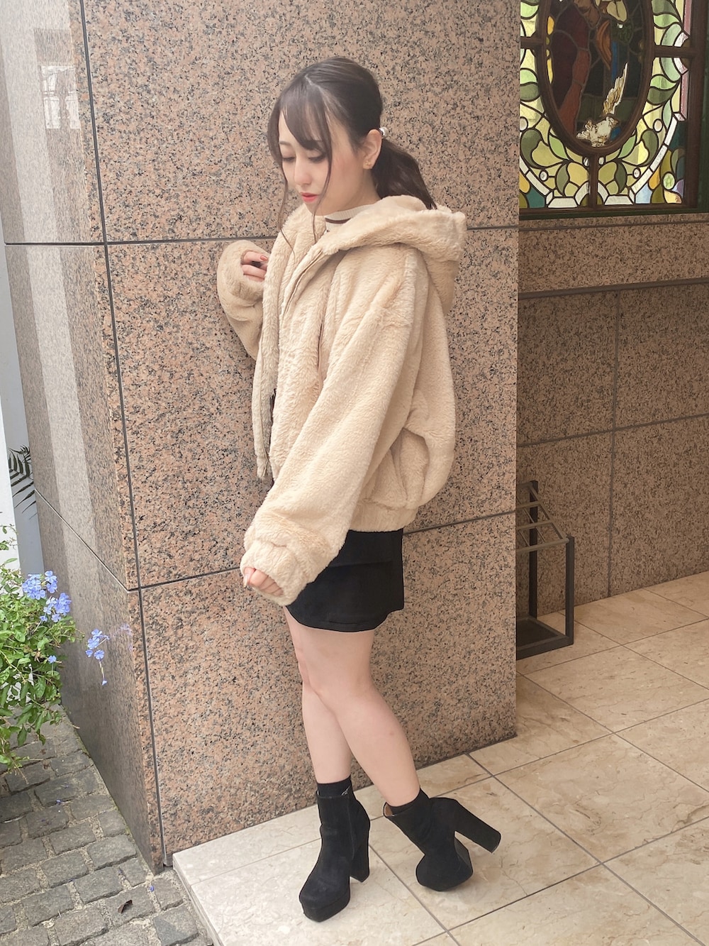 ブラウン系のブルゾンを着用したレディースの冬コーディネートの2枚目の写真