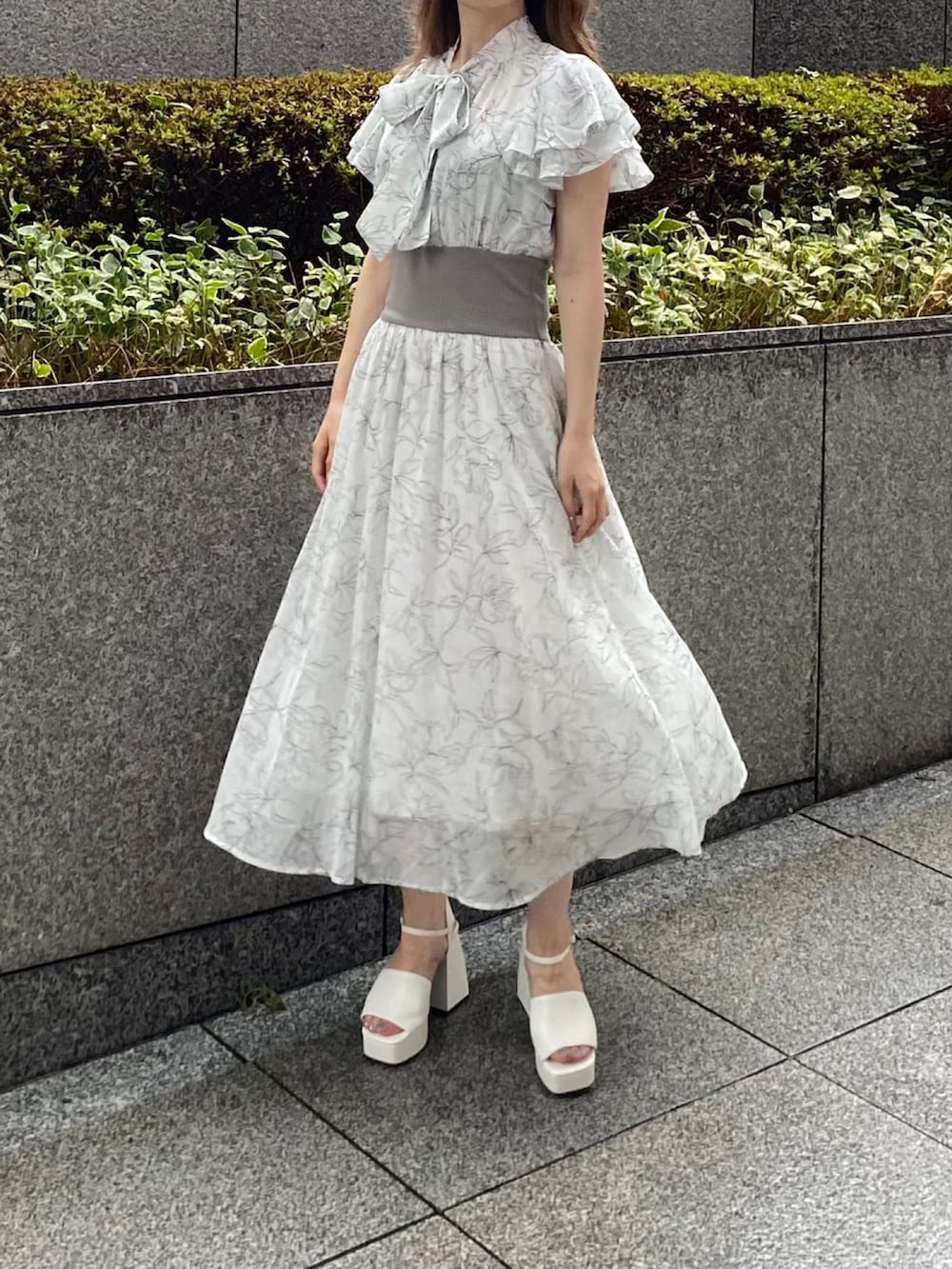 「夏コーデ、ワントーンコーデ、ワンピース、ワンピーススタイル、ロングワンピース、花柄、花柄ワンピース、ウエストリブ、フレアスリーブ、大人かわいい、デート、参戦服、one way、ワンウェイ、NOMAE」｜「NOMAEのフレアスリーブウエストリブワンピース（ワンピース、グレー系）」を使った、onewayさん（レディース・158cm）の夏コーディネートの3枚目の写真
