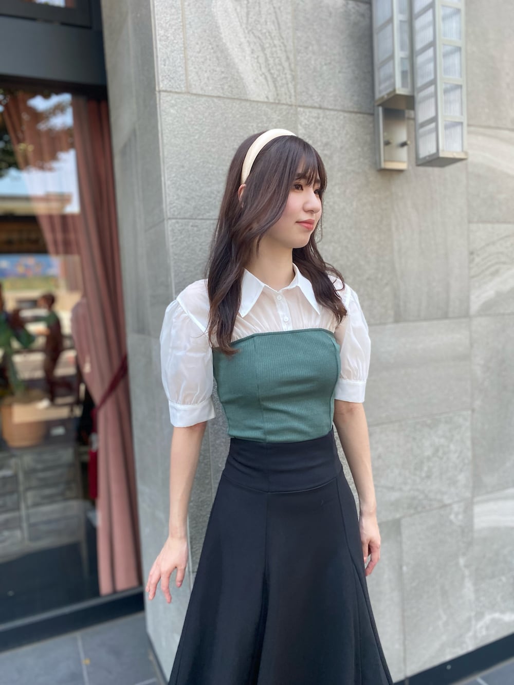 グリーン系のTシャツ/カットソー、ブラック系のスカートを着用したレディースの夏コーディネートの3枚目の写真