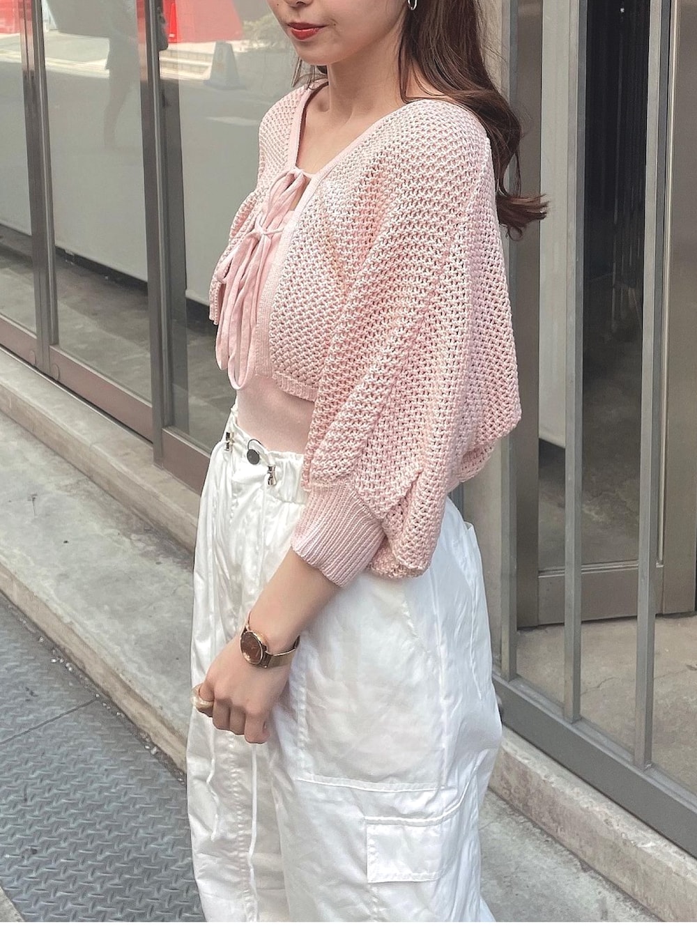 ピンク系のカーディガン/ボレロ、ホワイト系のカーゴパンツを着用したレディースの春コーディネートの3枚目の写真