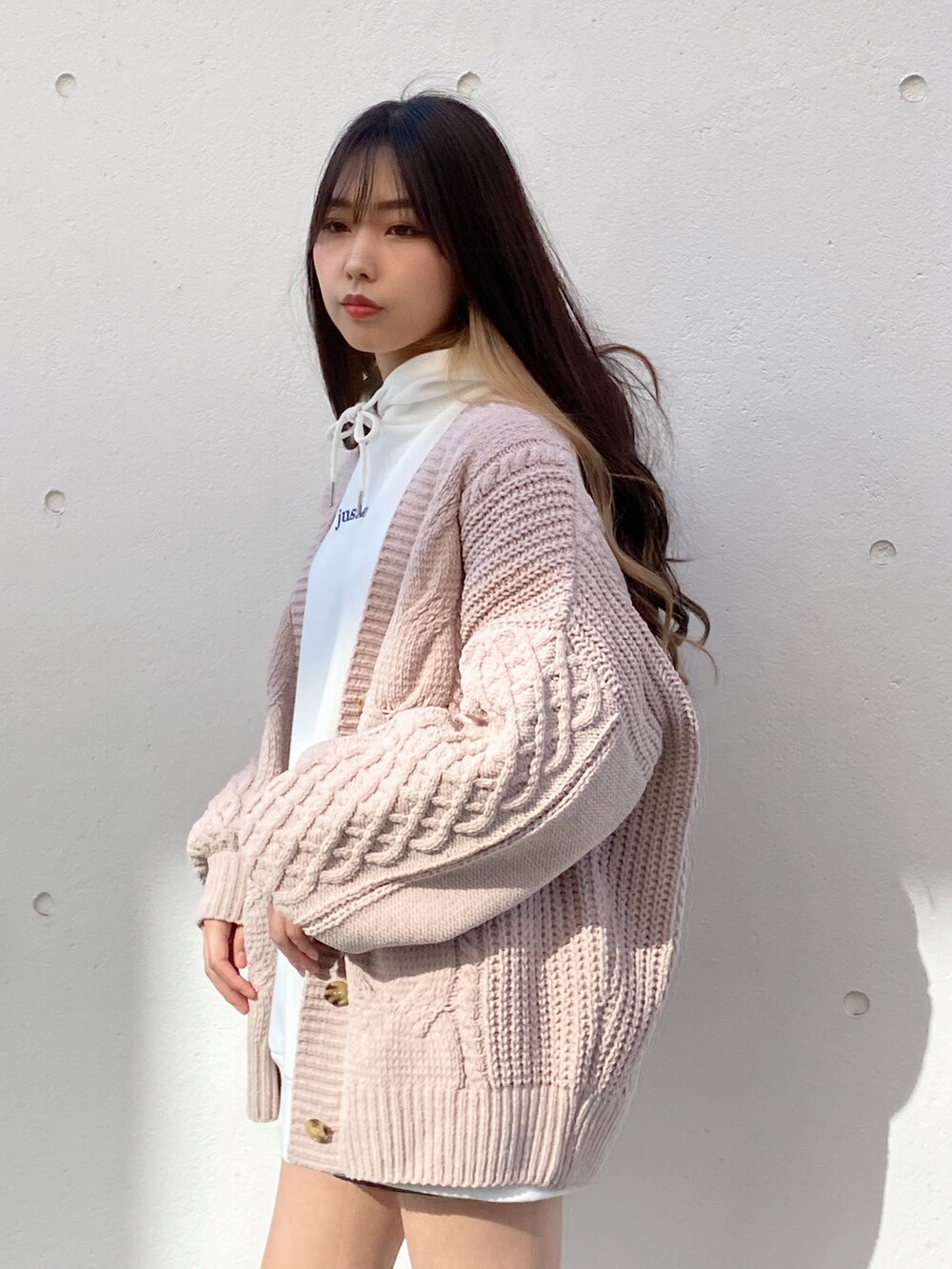 「シンプルスタイル、おでかけコーデ、ゆるコーデ、レイヤードスタイル、ニットカーディガン、パーカー、カジュアルコーデ、ラフコーデ、one way、ワンウェイ」｜「one wayのロゴBIGパーカー（スウェット、ホワイト系）」を使った、onewayさん（レディース・156cm）の冬コーディネートの3枚目の写真