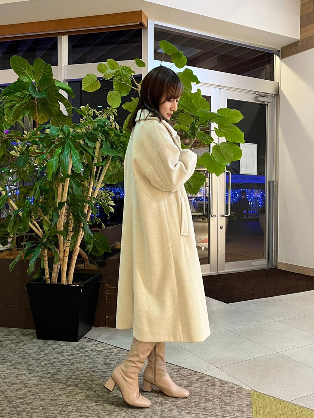 「あったかコーデ、休日スタイル、オトナカワイイ、大人女子、シンプルコーデ、秋冬コーデ、ロングアウター、ホワイト、オトナキレイめ、one way、ワンウェイ、NOMAE」｜「NOMAEのベルト付きマーメイドスカート（スカート、グレー系）」を使った、onewayさん（レディース・167cm）の秋コーディネートの2枚目の写真