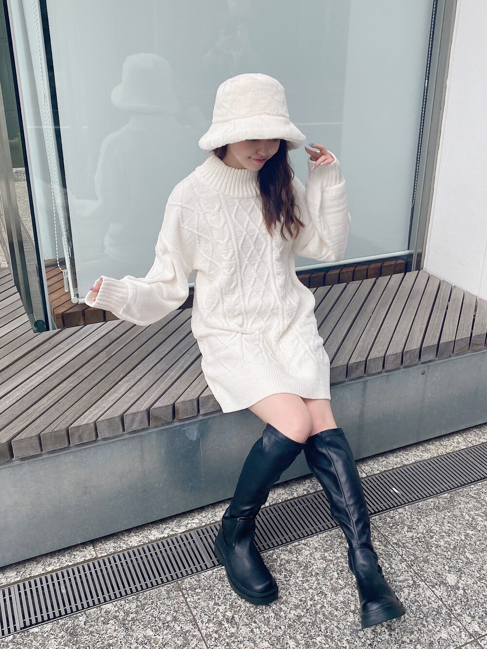 ホワイト系のワンピースを着用したレディースの夏コーディネートの2枚目の写真