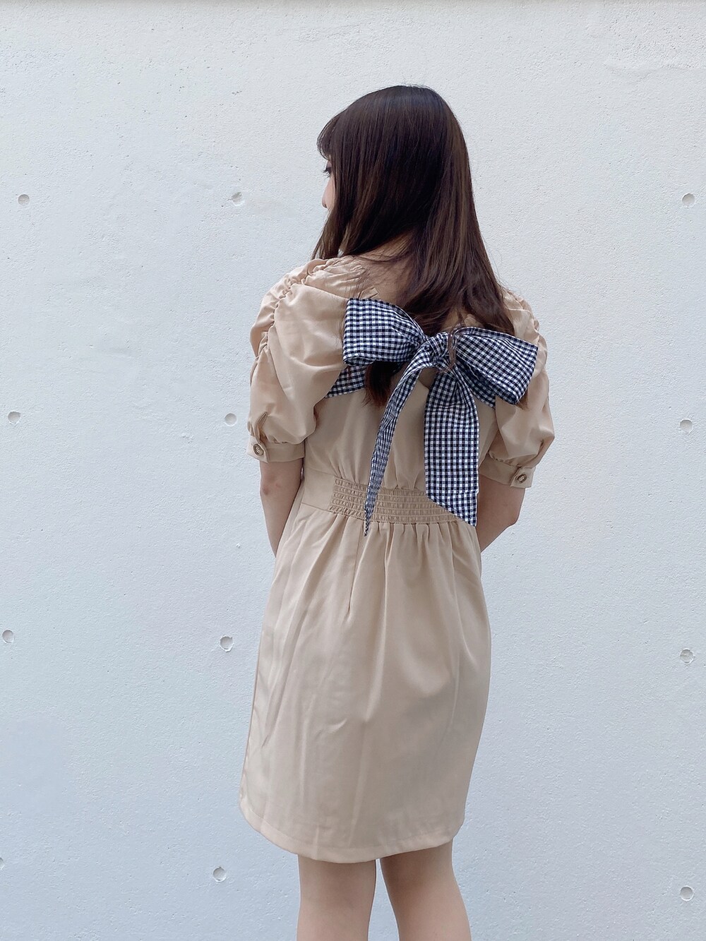 ホワイト系のワンピースを着用したレディースの春コーディネートの3枚目の写真