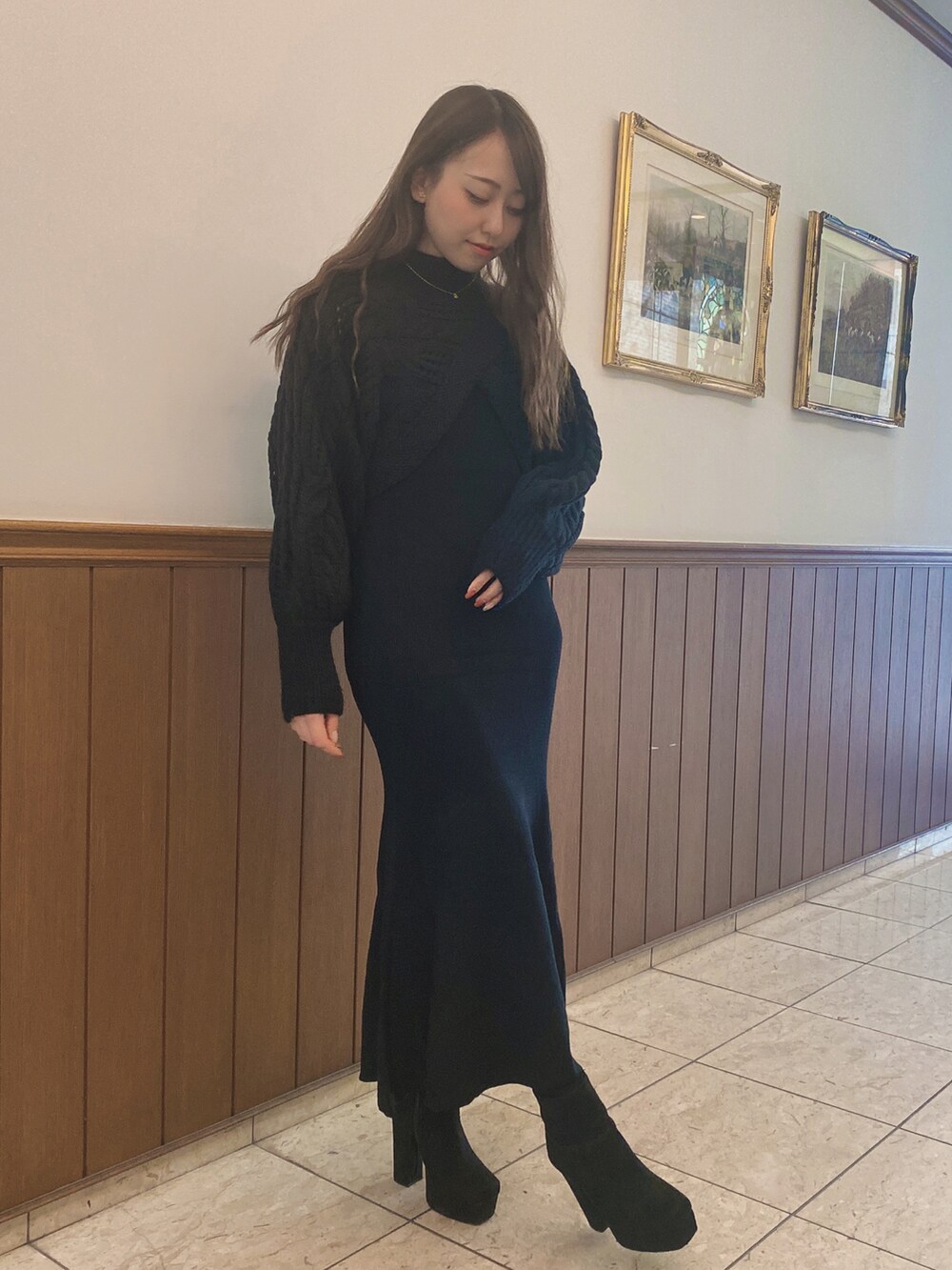 ブラック系のワンピースを着用したレディースの冬コーディネートの4枚目の写真