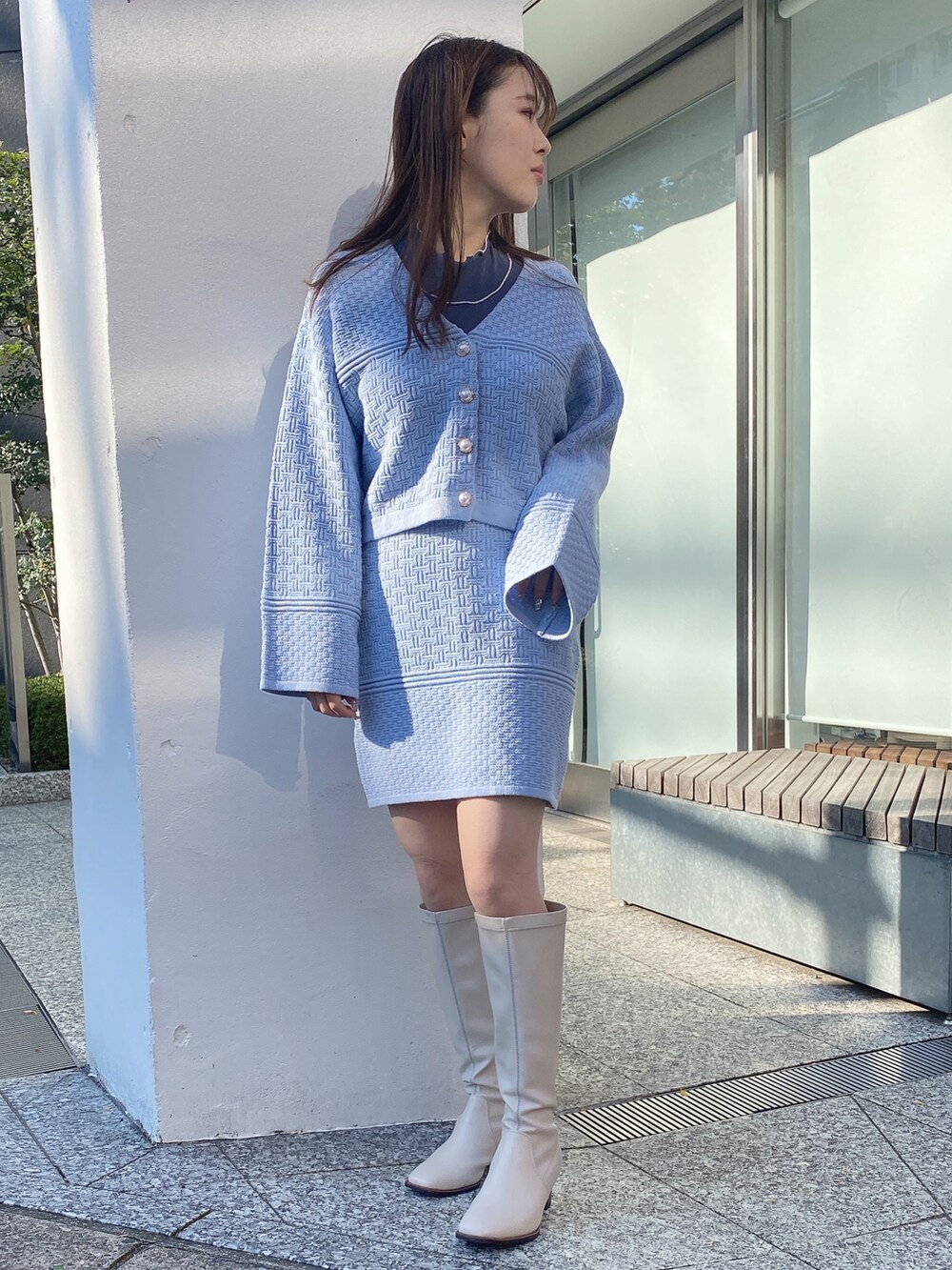 ブルー系のカーディガン/ボレロ、ブルー系のスカートを着用したレディースの冬コーディネートの2枚目の写真