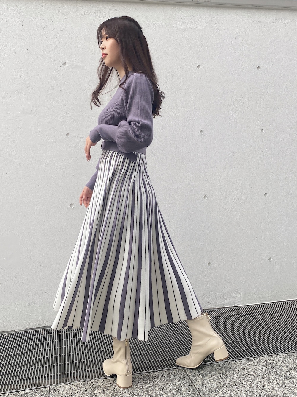 「シンプルスタイル、おでかけコーデ、ニットワンピース、ロングワンピース、オトナ女子、キレイめコーデ、ドッキングワンピ、ストライプ、プリーツワンピース、one way、ワンウェイ、NOMAE」｜「NOMAEのマルチカラープリーツニットワンピース（ワンピース、ブルー系）」を使った、onewayさん（レディース・161cm）の冬コーディネートの4枚目の写真