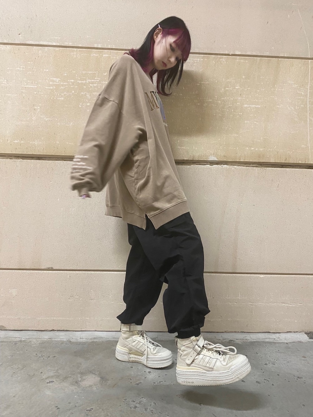 ベージュ系のスウェット、ブラック系のカーゴパンツを着用したレディースの夏コーディネートの3枚目の写真
