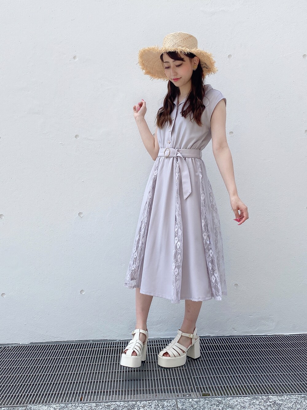 パープル系のワンピースを着用したレディースの春コーディネートの3枚目の写真