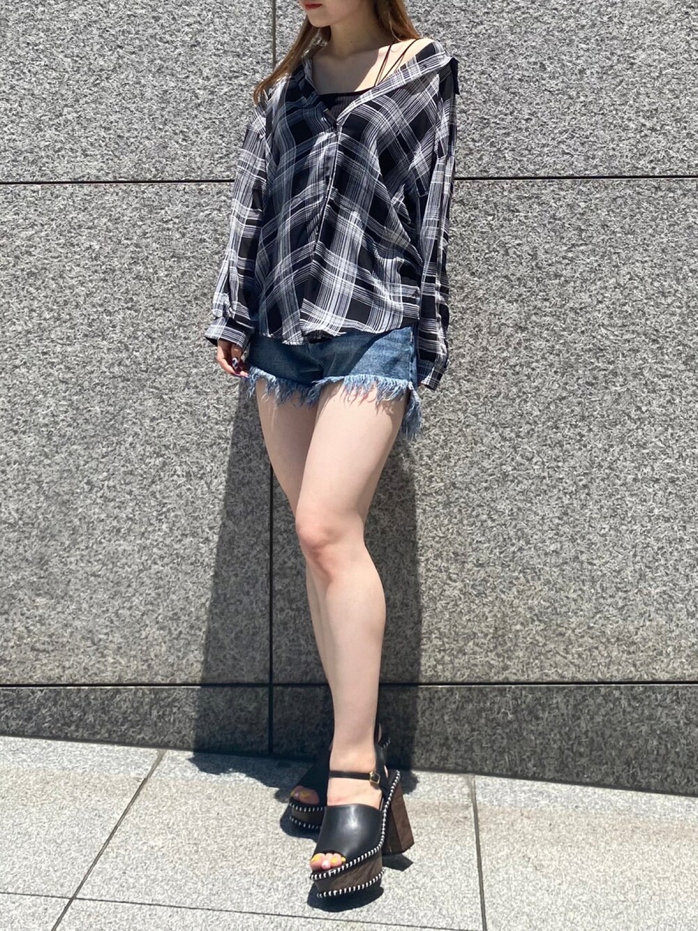 ブラック系のキャミソール、ブラック系のシャツ/ブラウスを着用したレディースの夏コーディネートの2枚目の写真