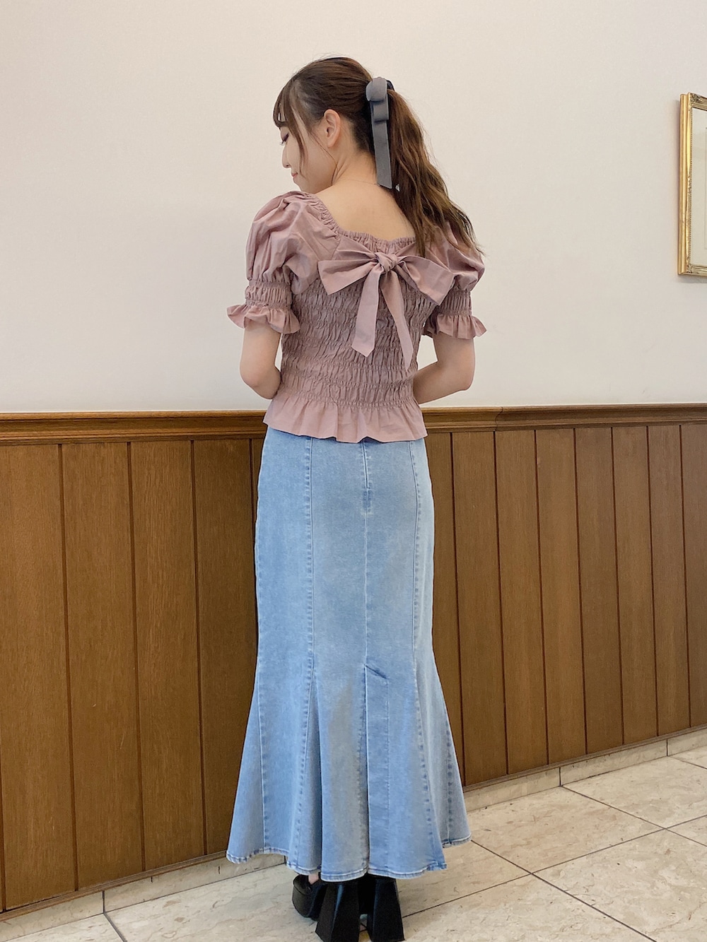 ピンク系のシャツ/ブラウス、ブルー系のスカートを着用したレディースの夏コーディネートの2枚目の写真