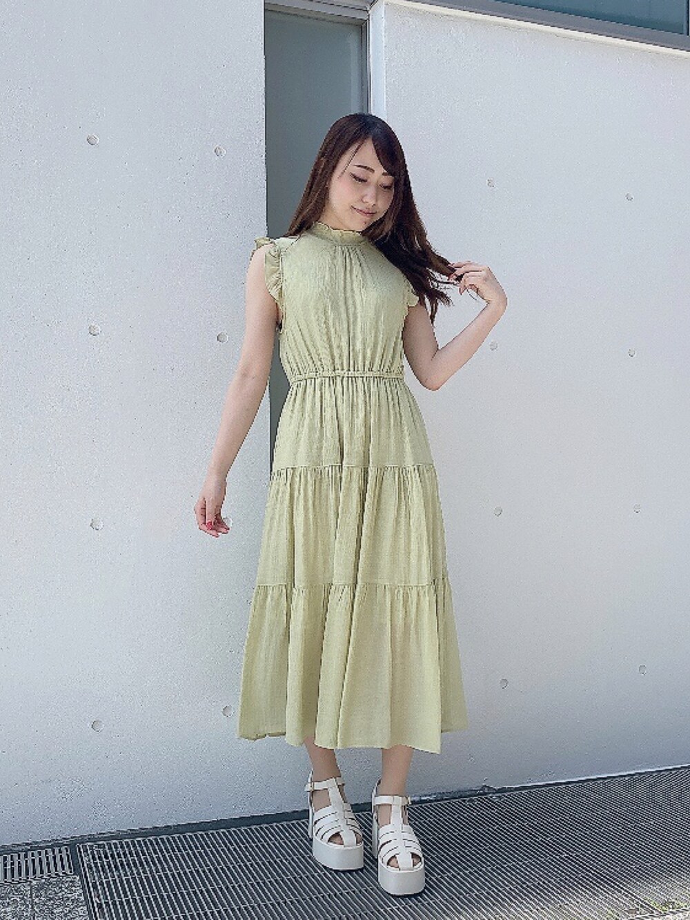 イエロー系のワンピースを着用したレディースの夏コーディネートの4枚目の写真