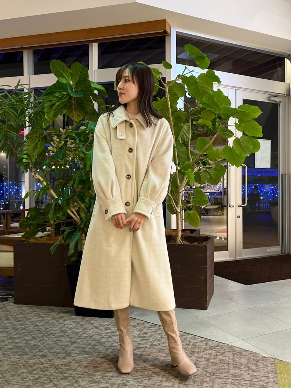 「あったかコーデ、休日スタイル、オトナカワイイ、大人女子、シンプルコーデ、秋冬コーデ、ロングアウター、ホワイト、オトナキレイめ、one way、ワンウェイ、NOMAE」｜「NOMAEのベルト付きマーメイドスカート（スカート、グレー系）」を使った、onewayさん（レディース・167cm）の秋コーディネートの4枚目の写真