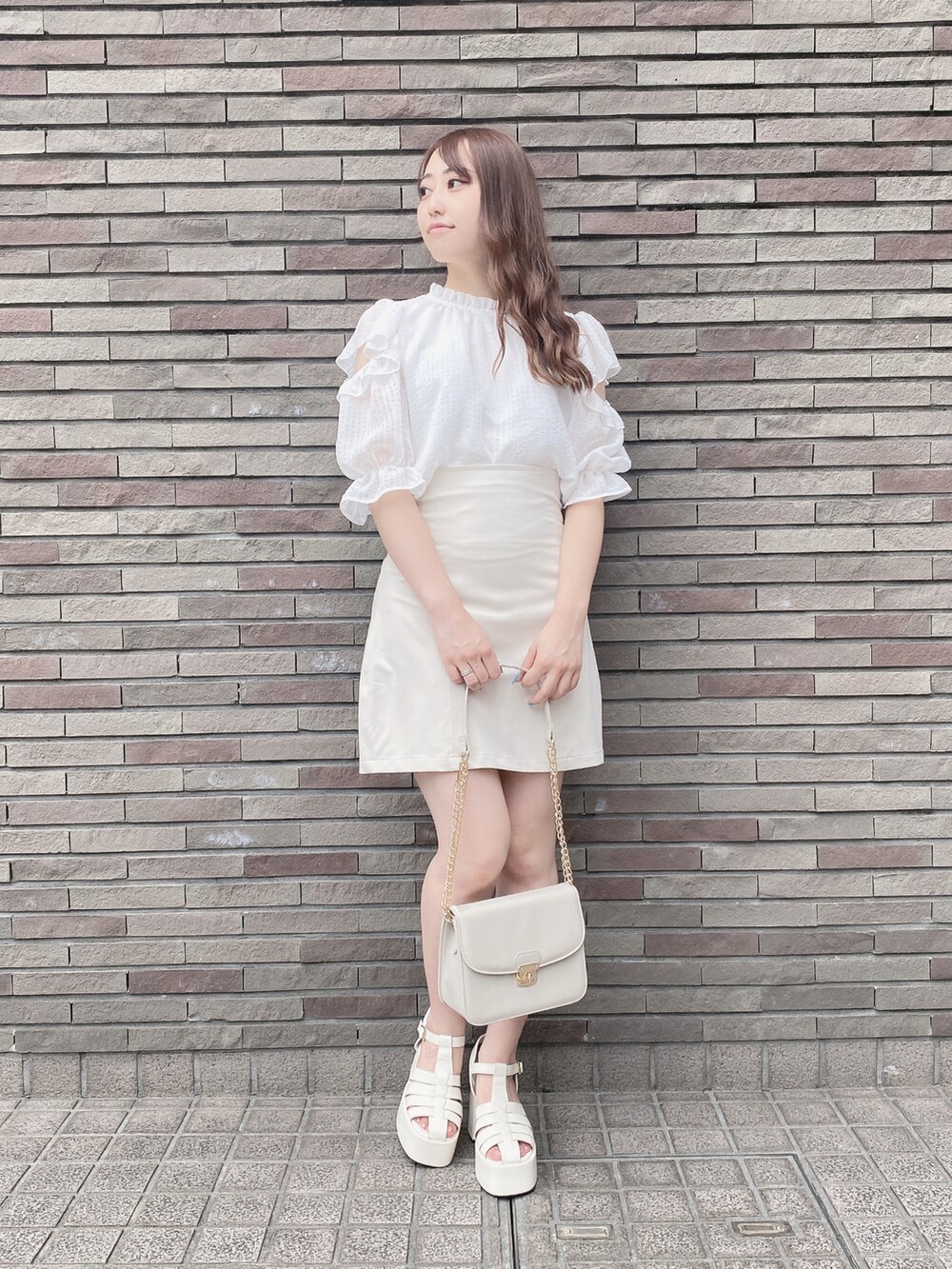 ホワイト系のシャツ/ブラウス、ホワイト系のスカート、ホワイト系のサンダルを着用したレディースの夏コーディネートの2枚目の写真