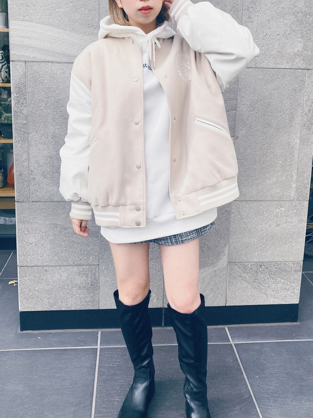 ホワイト系のスタジャン、ホワイト系のスウェットを着用したレディースの冬コーディネートの2枚目の写真