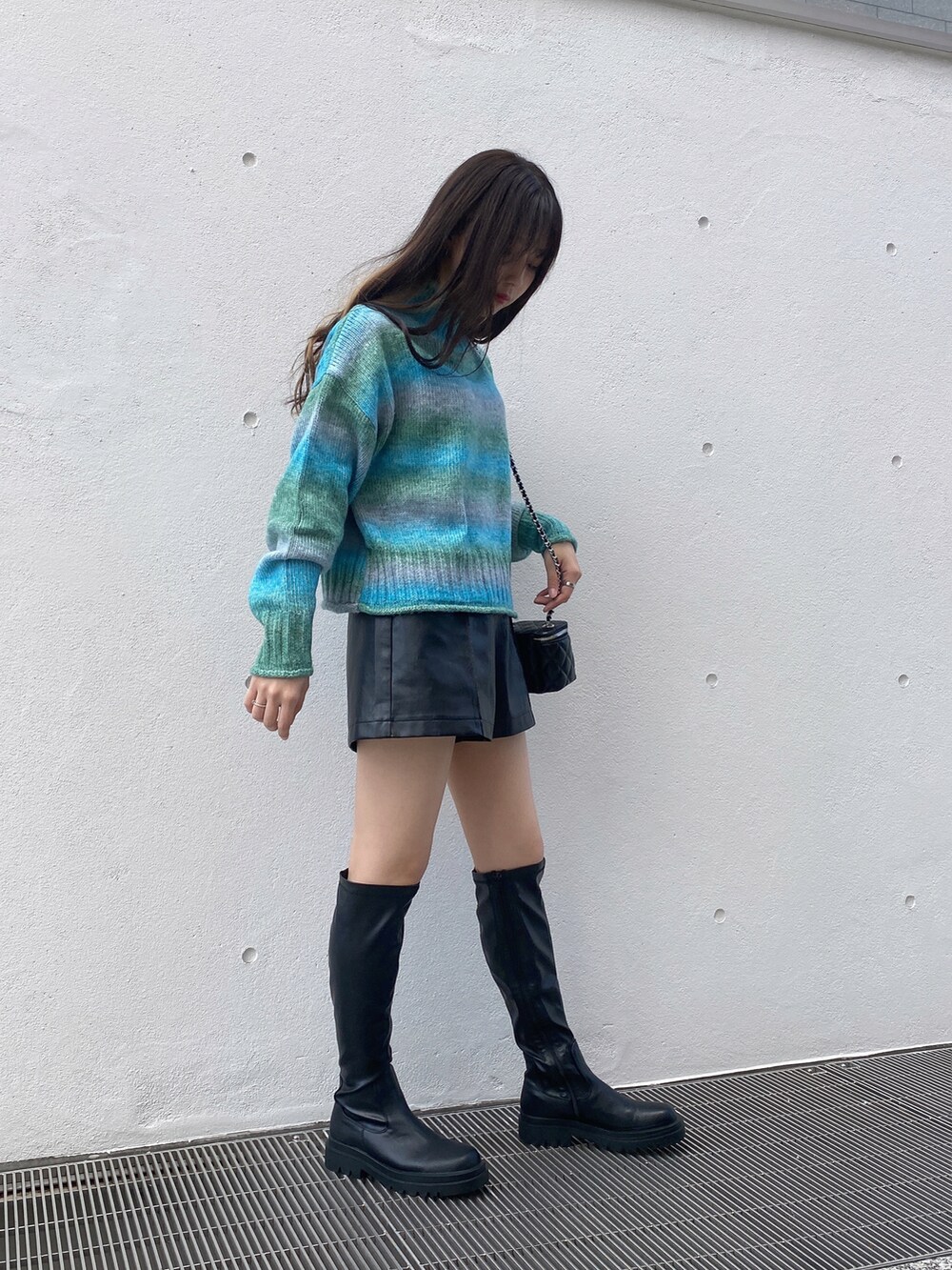 ブルー系のニット/セーター、ブラック系のその他パンツを着用したレディースの冬コーディネートの3枚目の写真