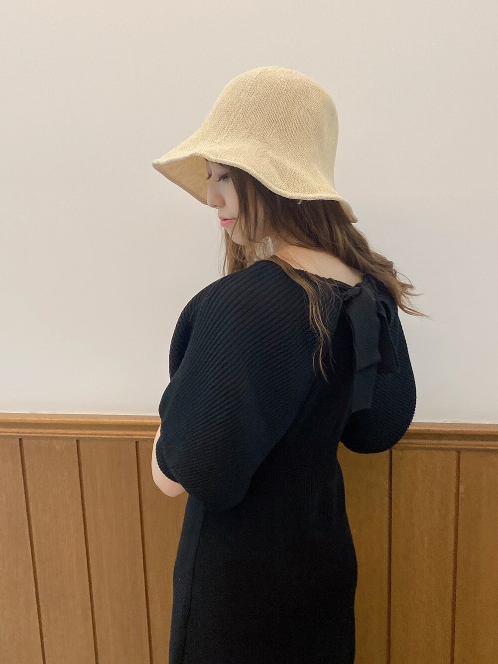 ブラック系のワンピースを着用したレディースの夏コーディネートの3枚目の写真