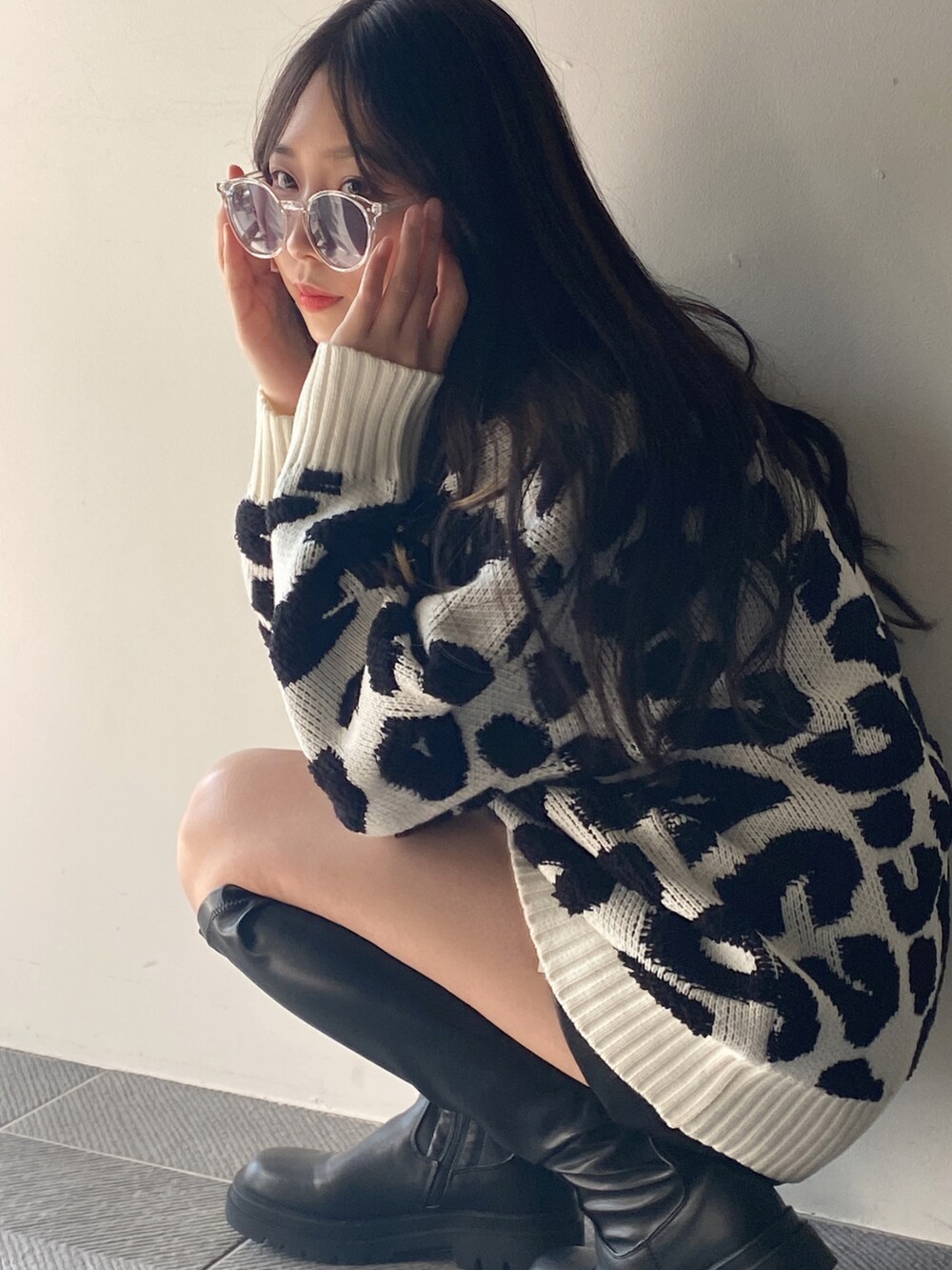 ホワイト系のニット/セーターを着用したレディースの秋コーディネートの2枚目の写真
