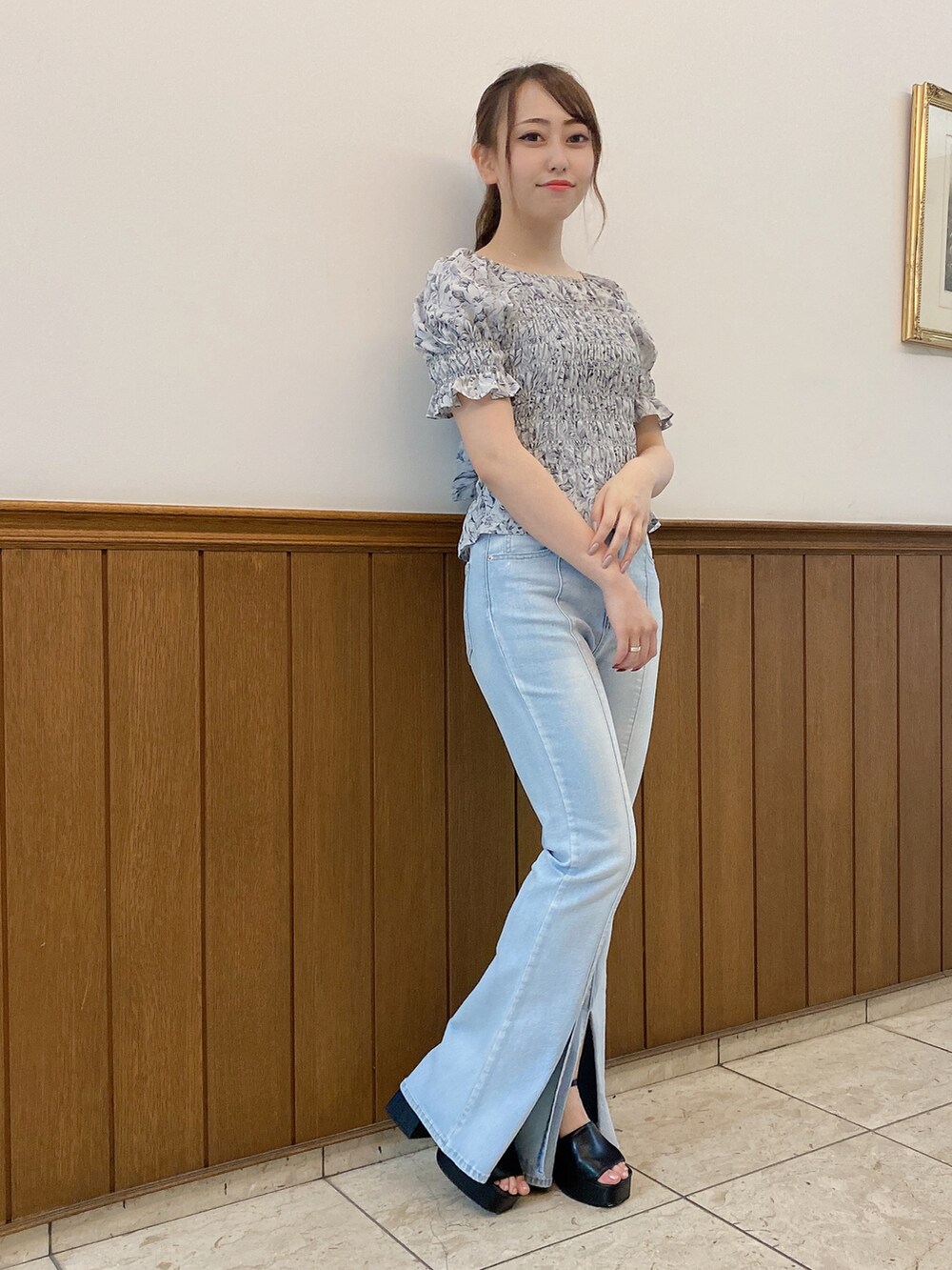 グレー系のシャツ/ブラウス、ブルー系のデニムパンツを着用したレディースの夏コーディネートの2枚目の写真
