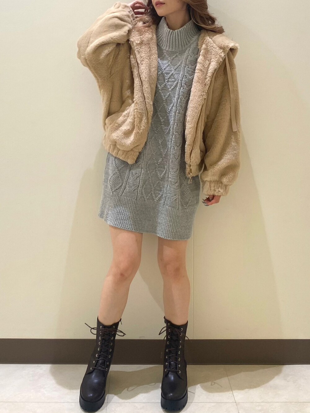 「カジュアル、休日スタイル、あったかコーデ、冬のコーデ、シンプルコーデ、ブーツコーデ、ショートブーツ、もこもこ、秋冬コーデ、one way、ワンウェイ、PARKeast、TORTE」｜「TORTEのモールケーブルニットワンピース（ワンピース、グリーン系）」を使った、onewayさん（レディース・158cm）の秋コーディネートの3枚目の写真