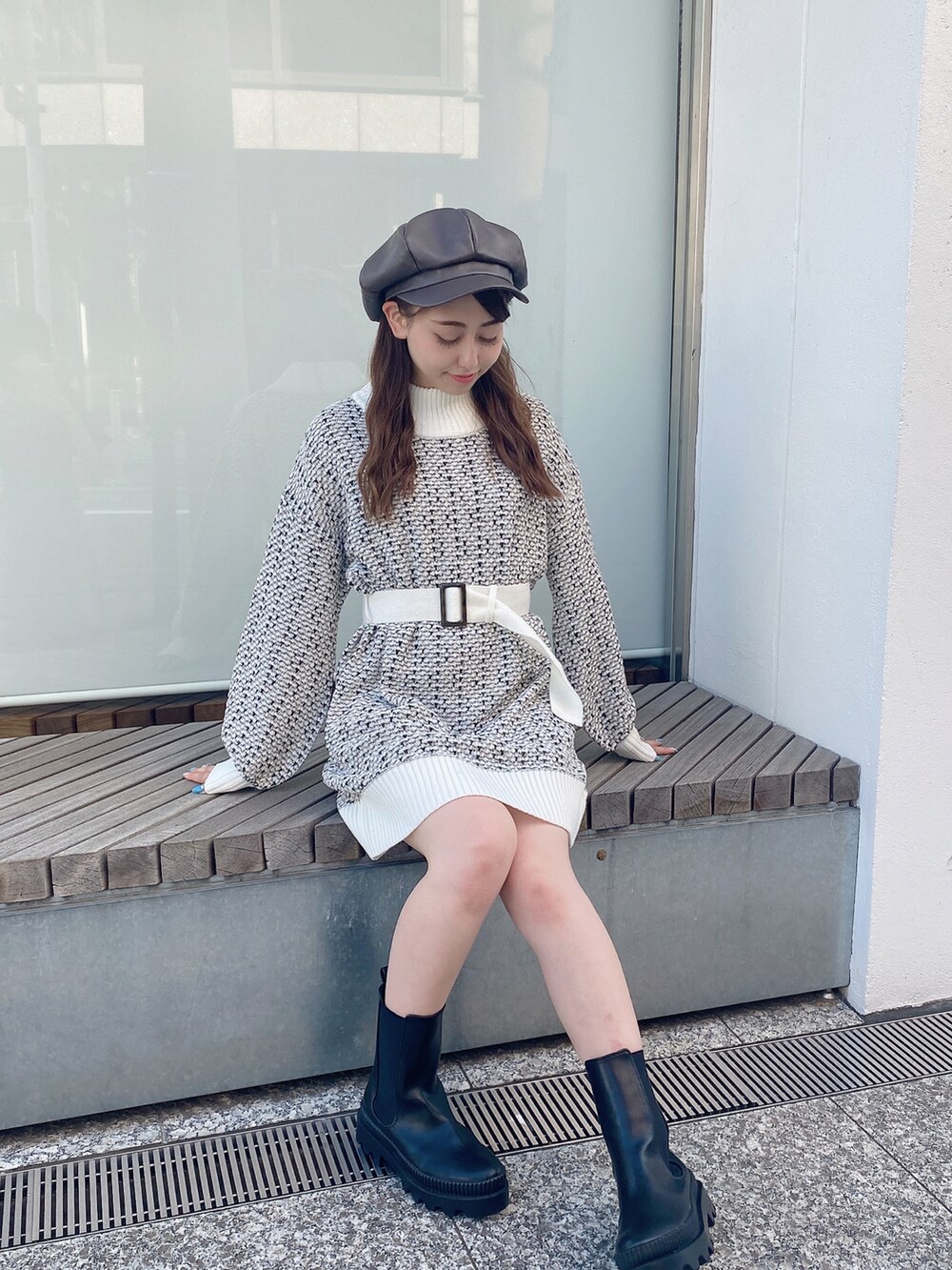 ブラック系のワンピースを着用したレディースの冬コーディネートの2枚目の写真