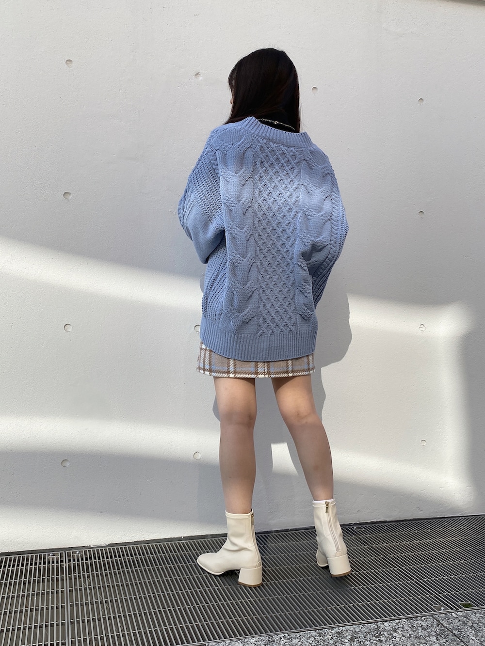 グレー系のカーディガン/ボレロ、ベージュ系のスカートを着用したレディースの冬コーディネートの3枚目の写真