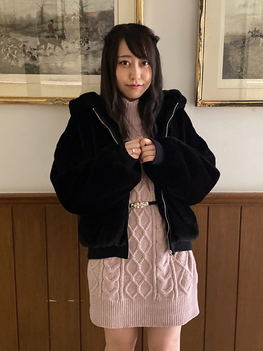 ピンク系のワンピース、ブラック系のブルゾンを着用したレディースの秋コーディネートの2枚目の写真