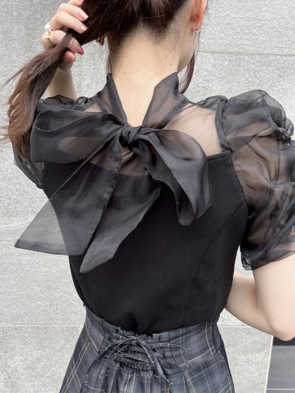 ブラック系のシャツ/ブラウス、グレー系のスカートを着用したレディースの夏コーディネートの4枚目の写真