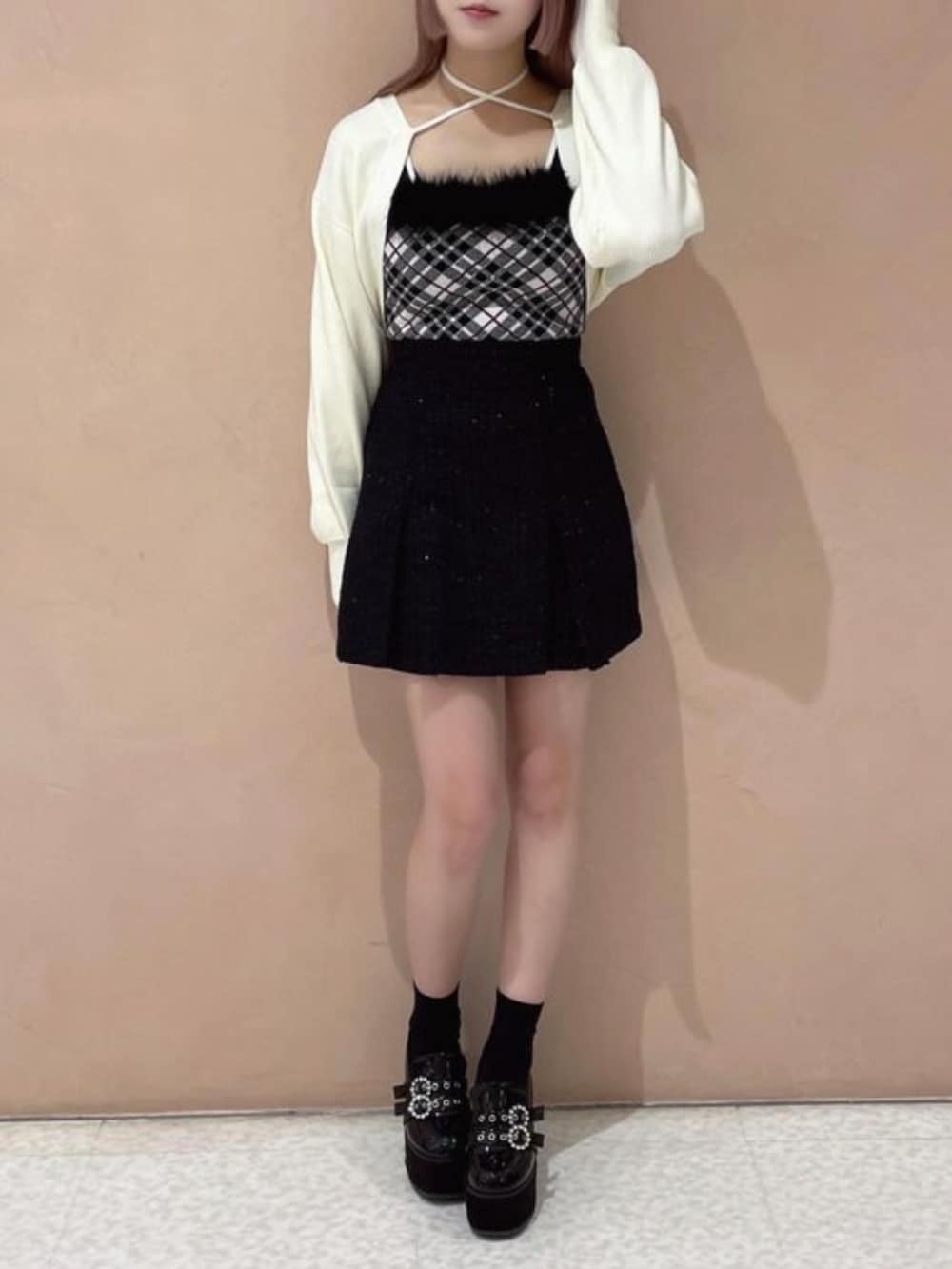 「秋コーデ、オトナカワイイ、大人ガーリー、ニットコーデ、参戦服、ミニスカート、カーディガン、チェック柄、低身長女子、ワンウェイ、one way、NOMAE」｜「NOMAEの【新色追加】ボレロセットファーチェックトップス（アンサンブル、ホワイト系）」を使った、onewayさん（骨格ストレート・レディース・158cm）の秋コーディネートの2枚目の写真