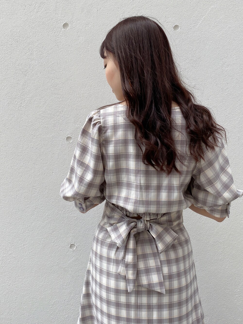 パープル系のスカート、パープル系のシャツ/ブラウスを着用したレディースの春コーディネートの4枚目の写真