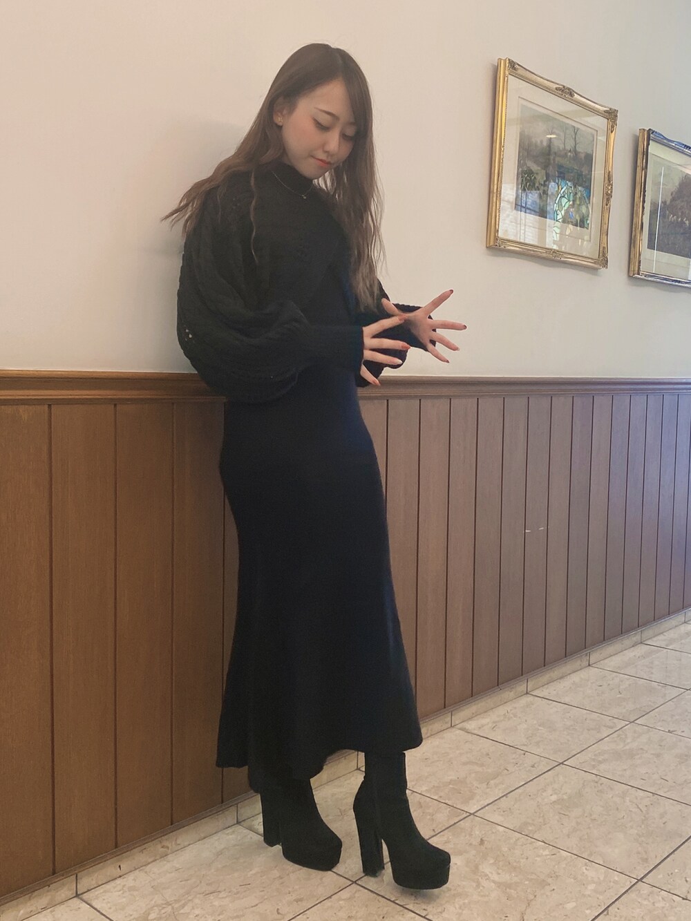 ブラック系のワンピースを着用したレディースの冬コーディネートの3枚目の写真