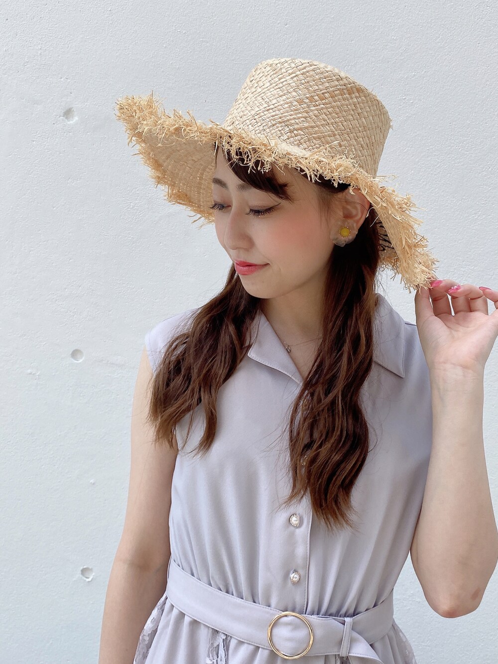 パープル系のワンピースを着用したレディースの春コーディネートの4枚目の写真