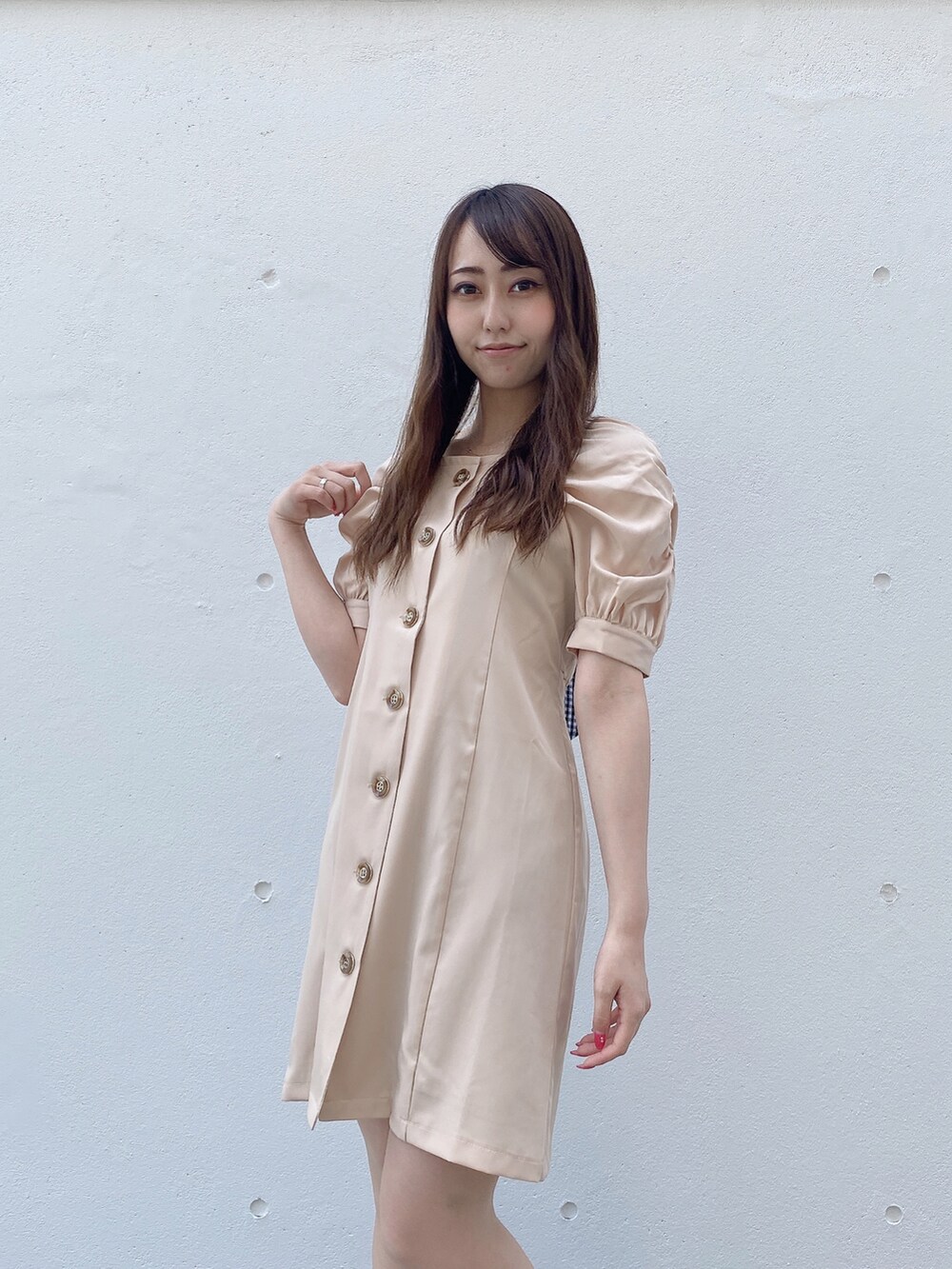 ホワイト系のワンピースを着用したレディースの春コーディネートの2枚目の写真