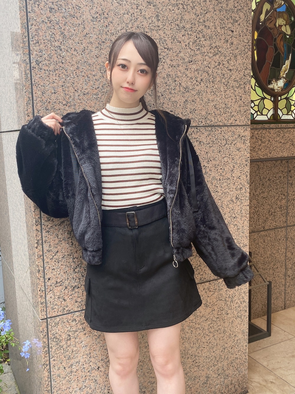 ブラック系のブルゾンを着用したレディースの秋コーディネートの2枚目の写真