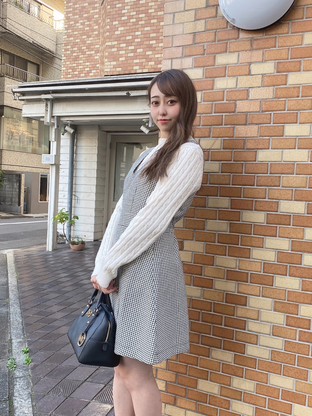 「キレイめカジュアル、オトナ女子、オトナカワイイ、ジャンパースカート、ミニワンピ、チドリ柄、秋冬コーデ、モノトーン、モノトーンコーデ、one way、ワンウェイ、PARKeast、abc une face」｜「abc une faceのボックスプリーツミニジャンスカ（ワンピース、ホワイト系）」を使った、onewayさん（レディース・153cm）の冬コーディネートの3枚目の写真