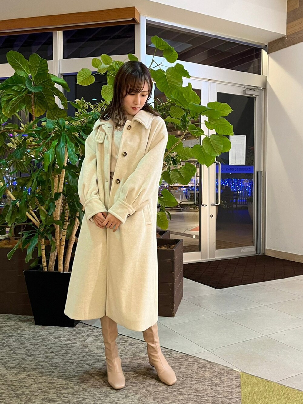 「あったかコーデ、休日スタイル、オトナカワイイ、大人女子、シンプルコーデ、秋冬コーデ、ロングアウター、ホワイト、オトナキレイめ、one way、ワンウェイ、NOMAE」｜「NOMAEのベルト付きマーメイドスカート（スカート、グレー系）」を使った、onewayさん（レディース・167cm）の秋コーディネートの3枚目の写真