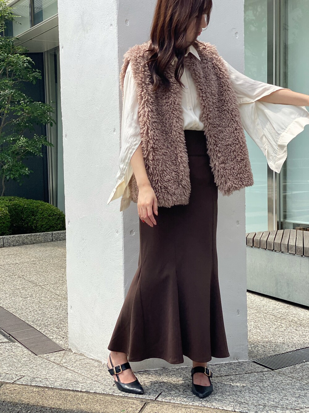 「秋先取りコーデ、大人女子、秋服準備はじめました、マーメイドスカート、ロングスカート、ブラウン、ファーベスト、スリットシャツ、レイヤードスタイル、one way、ワンショルダー、NOMAE」|「NOMAEのシンプルハイウエストマーメイドスカート(スカート、ブラウン系)」を使った、onewayさん(レディース・162cm)の秋コーディネートの2枚目の写真