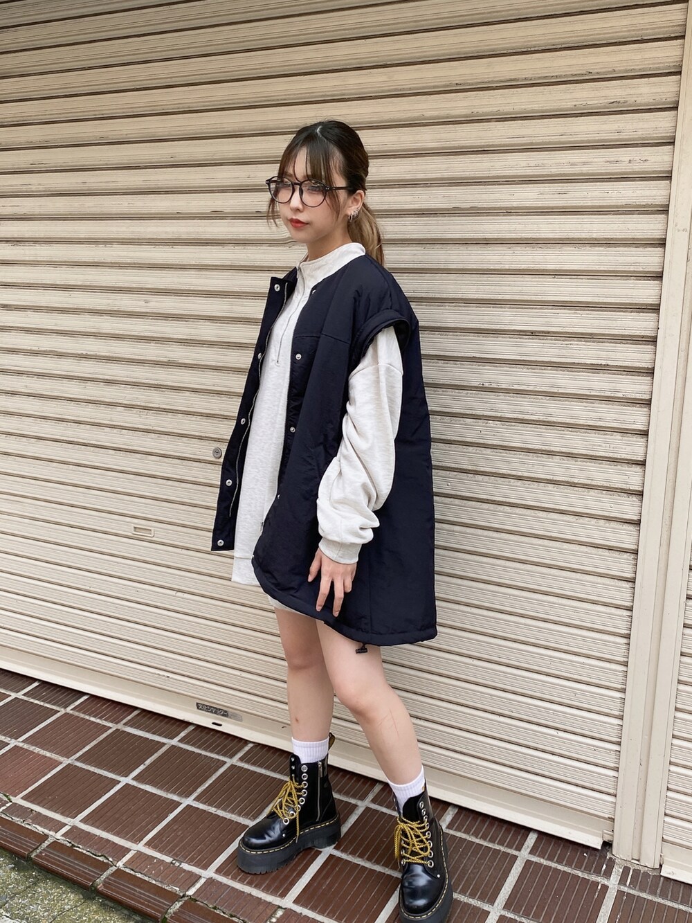 グレー系のスウェット、ブラック系のダウンジャケット/コートを着用したレディースの秋コーディネートの2枚目の写真