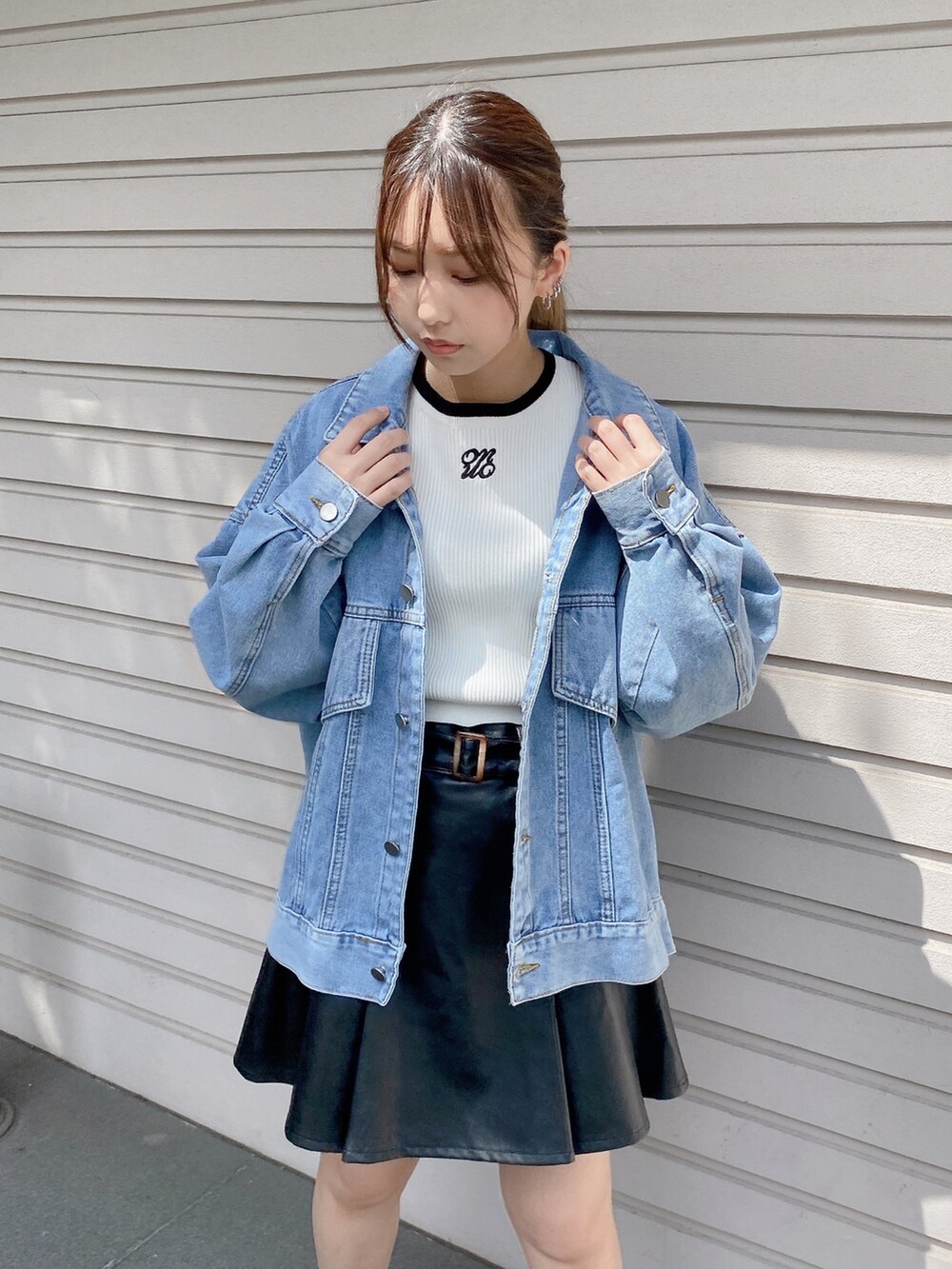 ホワイト系のニット/セーター、ブルー系のデニムジャケットを着用したレディースの秋コーディネートの2枚目の写真