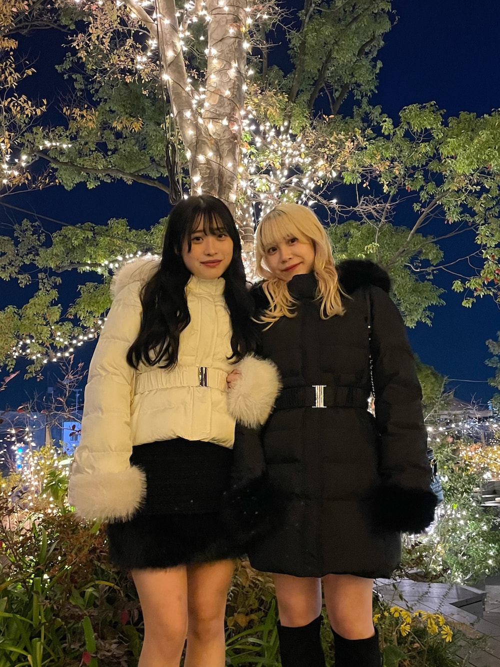 ホワイト系のダウンジャケット/コート、ブラック系のダウンジャケット/コート、ブラック系のスカートを着用したレディースの冬コーディネートの2枚目の写真