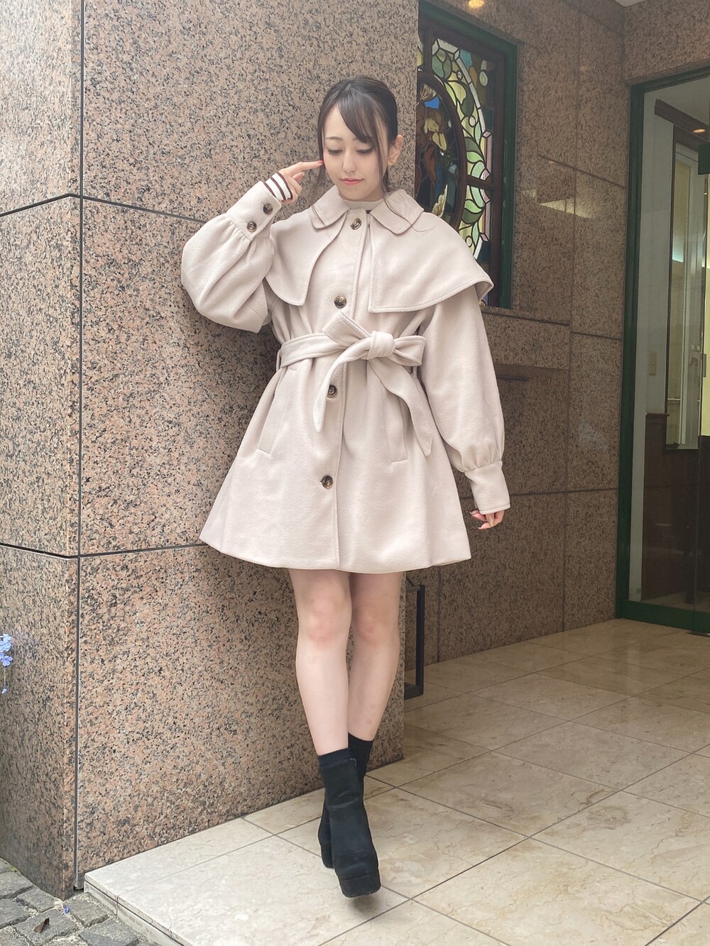 「あったかコーデ、シンプルスタイル、低身長コーデ、大人ガーリー、オトナカワイイ、アウターコーデ、ハーフコート、ケープ、クリスマス、デート、one way、ワンウェイ、PARKeast、abc une face」｜「abc une faceのケープ付きハーフコート（その他アウター、ベージュ系）」を使った、onewayさん（レディース・153cm）の冬コーディネートの2枚目の写真