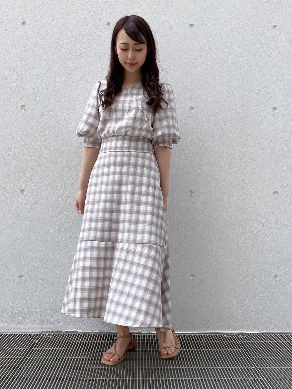 パープル系のスカート、パープル系のシャツ/ブラウスを着用したレディースの春コーディネートの2枚目の写真