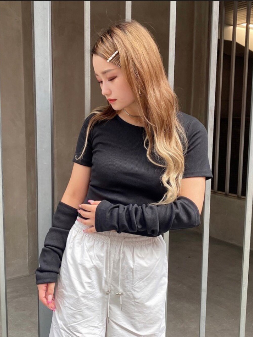 ブラック系のTシャツ/カットソー、ホワイト系のカーゴパンツを着用したレディースの夏コーディネートの2枚目の写真