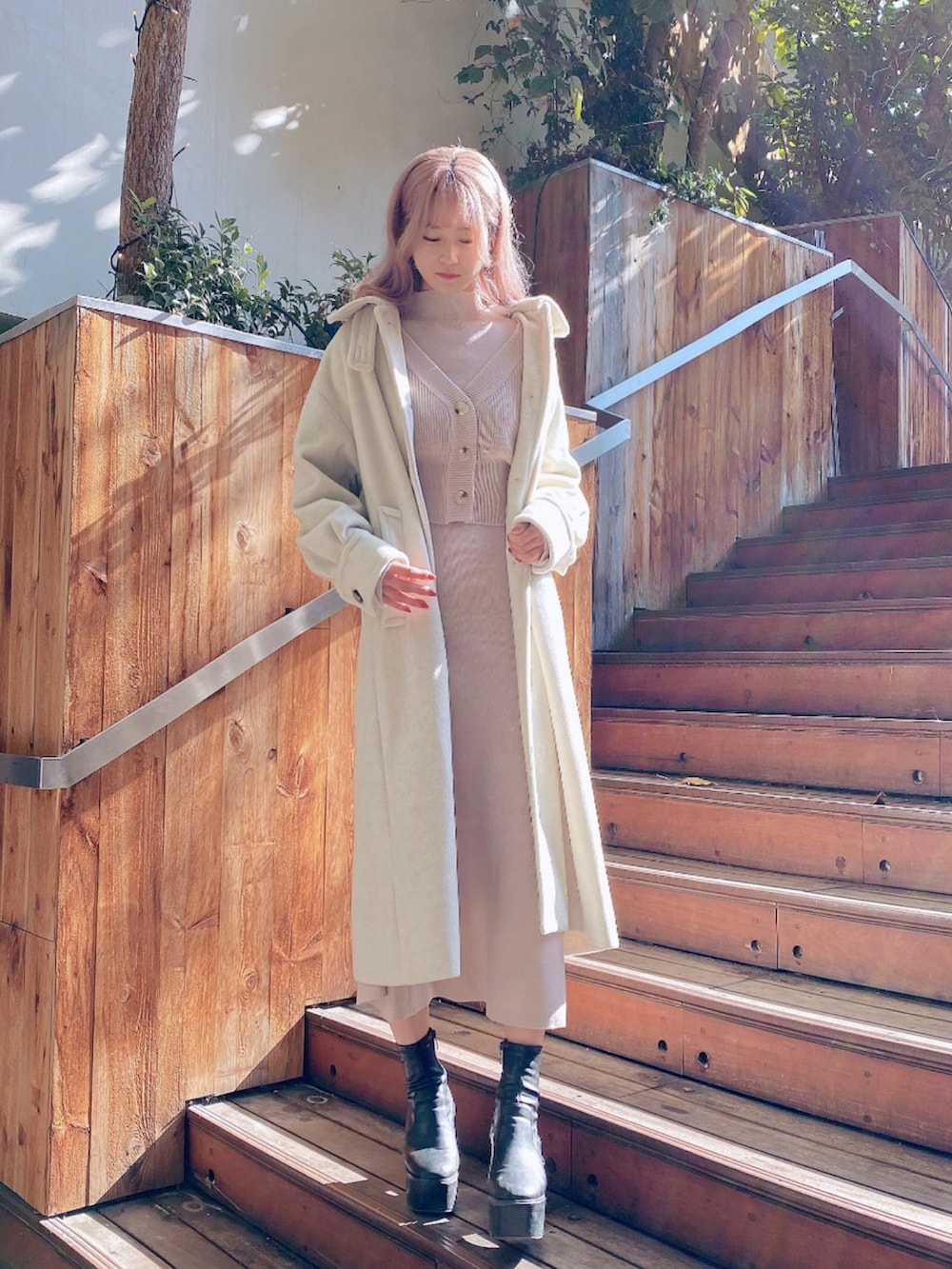 「オトナ女子、休日コーデ、秋冬、オーバーサイズ、ロングコート、ワンピース、ニットワンピース、デート、クリスマスコーデ、one way、ワンウェイ、NOMAE」｜「NOMAEのカーデレイヤードニットワンピース（ワンピース、ピンク系）」を使った、onewayさん（レディース・164cm）の冬コーディネートの3枚目の写真