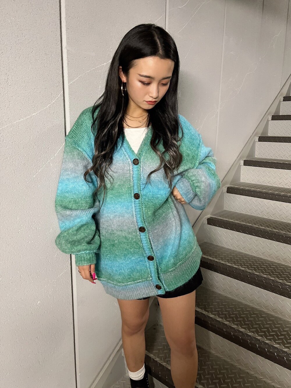 「秋ルック紹介するよ、秋コーデ、カジュアルスタイル、秋服準備はじめました、秋🍁コーデ、ビッグシルエット、グラデーションニット、ニットカーディガン、シンプルコーデ、one way、ワンウェイ」｜「one wayのグラデーションニットカーディガン（カーディガン/ボレロ、グリーン系）」を使った、onewayさん（レディース・158cm）の秋コーディネートの3枚目の写真