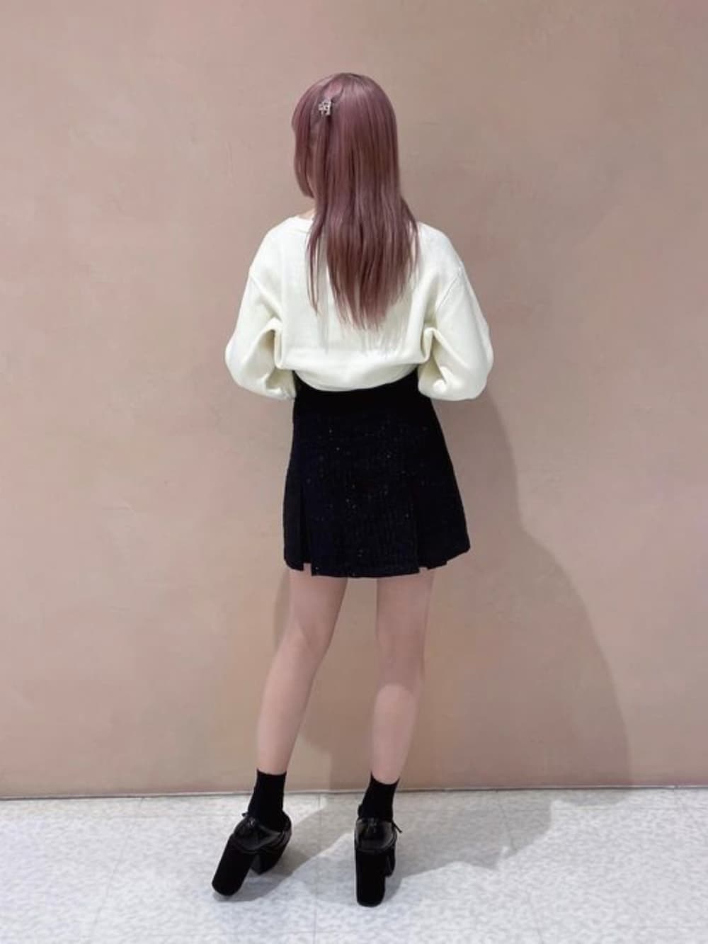 「秋コーデ、オトナカワイイ、大人ガーリー、ニットコーデ、参戦服、ミニスカート、カーディガン、チェック柄、低身長女子、ワンウェイ、one way、NOMAE」｜「NOMAEの【新色追加】ボレロセットファーチェックトップス（アンサンブル、ホワイト系）」を使った、onewayさん（骨格ストレート・レディース・158cm）の秋コーディネートの4枚目の写真