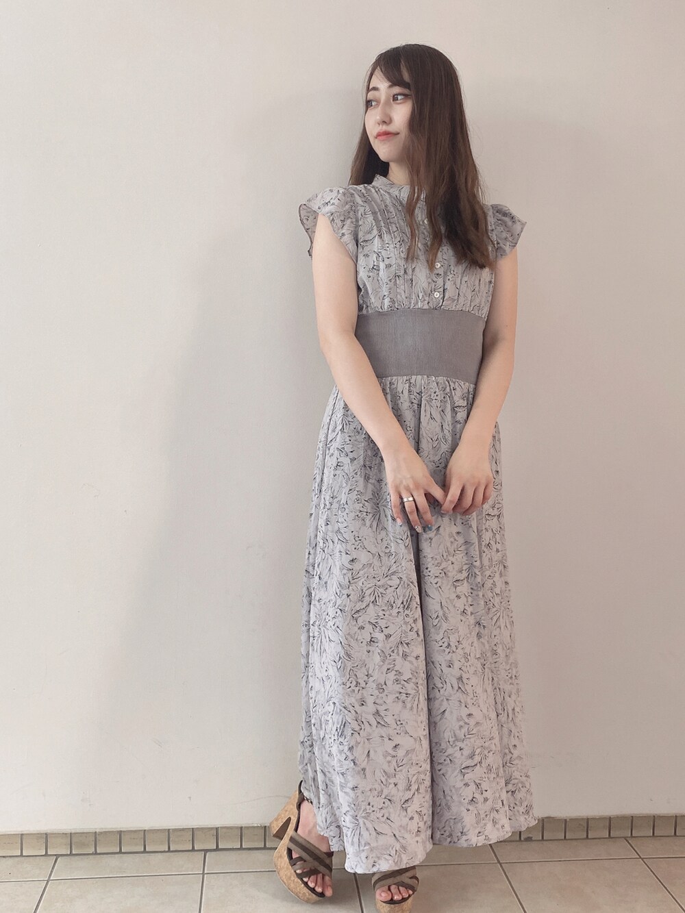 グレー系のワンピースを着用したレディースの夏コーディネートの2枚目の写真