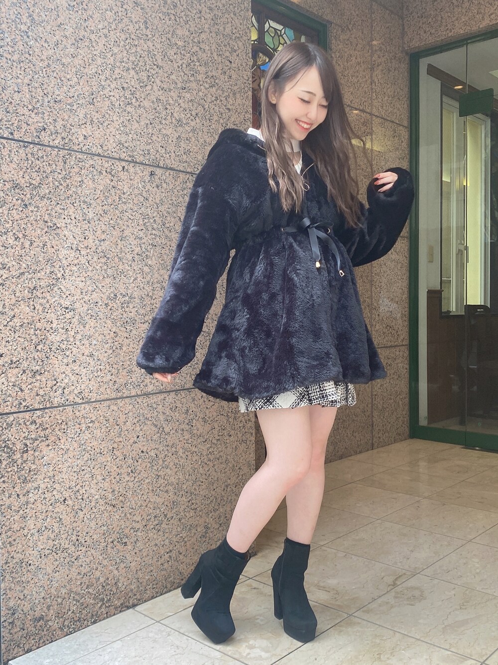 ブラック系のその他アウターを着用したレディースの冬コーディネートの2枚目の写真